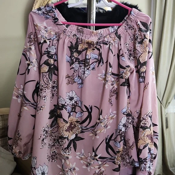 💥FLORAL TOP - Picture 1 of 2